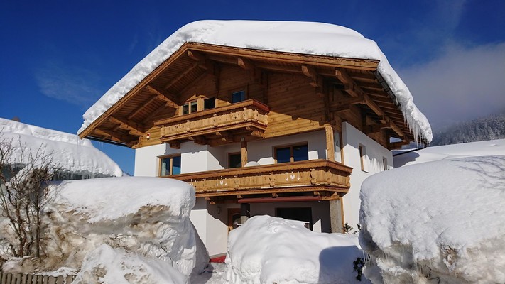 HAus Schnee vorne