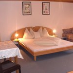 Photo of double room with shower, 1 extra bed