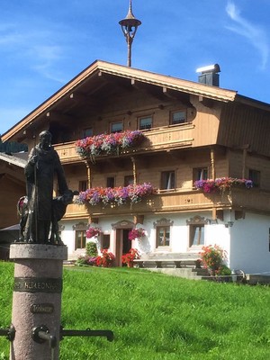Trixlhof mit Heiligen Leonhard (Dorfbrunnen